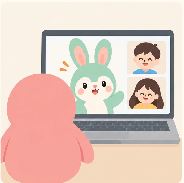 수강생이 노트북 앞에 앉아 있고, 화면 안에서 강사와 다른 참가자들이 손을 흔들고 있어요.